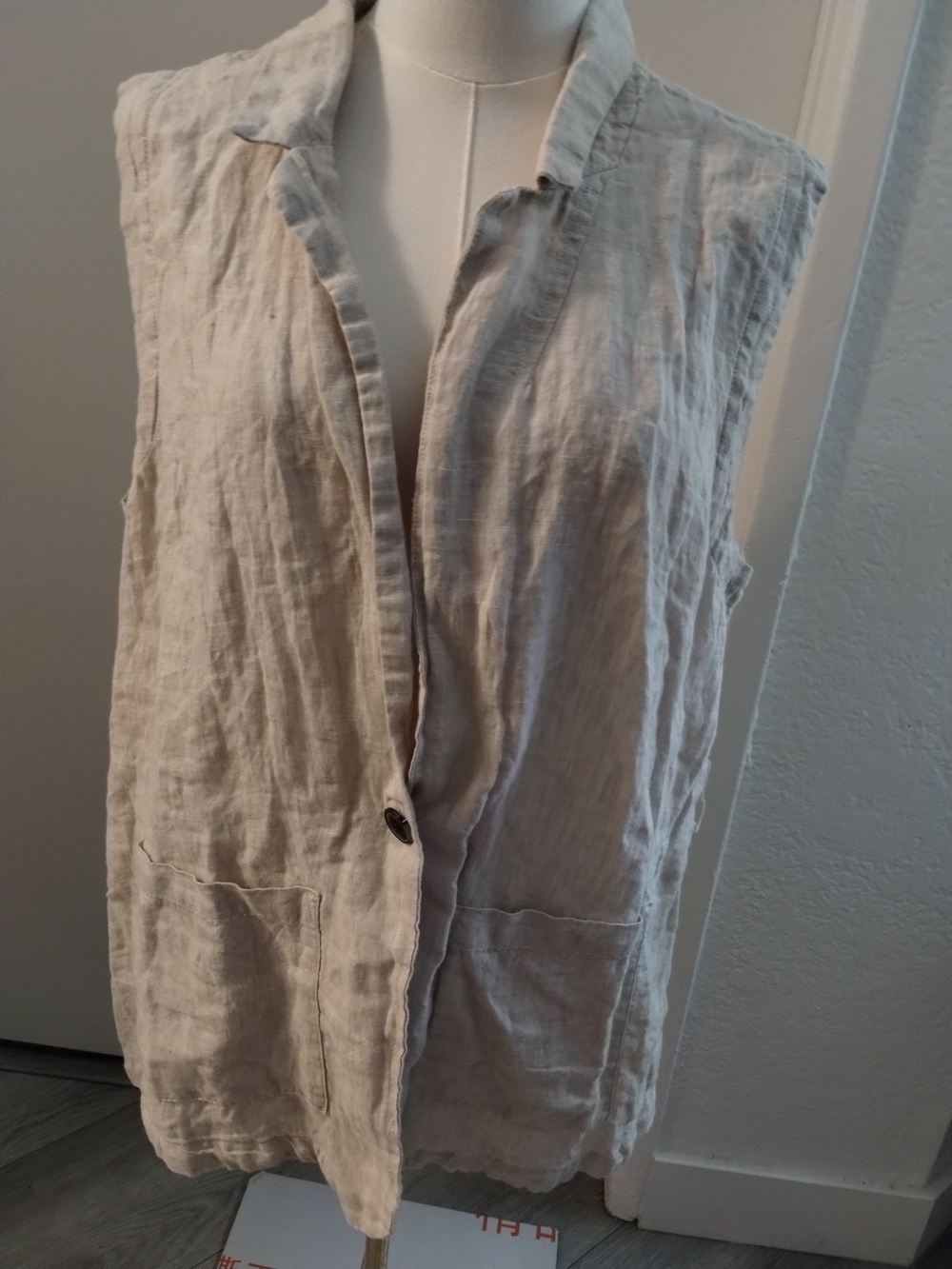 TAHARI Linen Sleeveless Vest in Light Beige